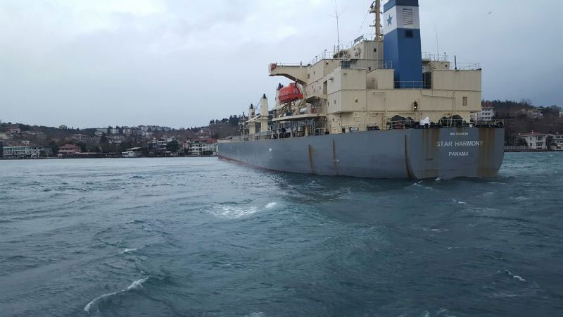 Yeniköy'de dev gemi karaya oturdu