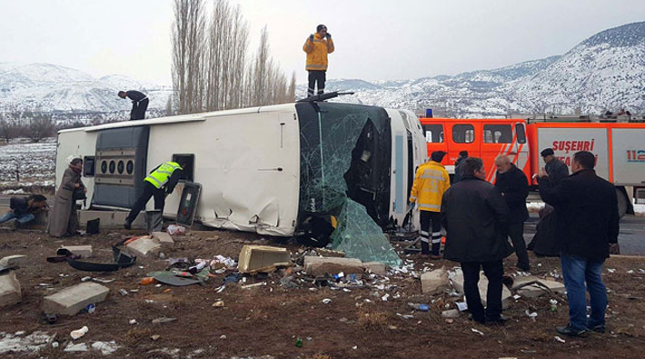 Sivas'ta yolcu otobüsü devrildi