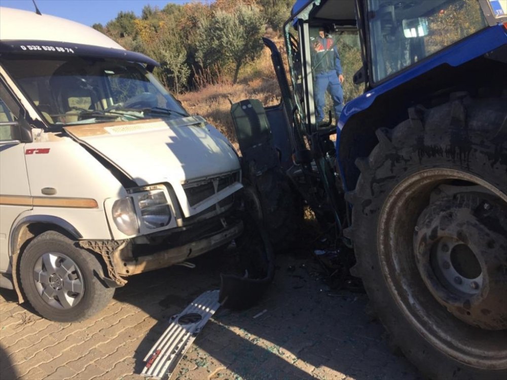 Aydın'da öğrenci servisi ile traktör çarpıştı: 8 yaralı
